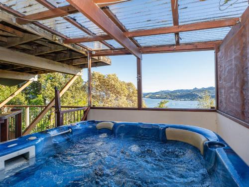 Vista Exterior, The Mount Paku Bach - Tairua Holiday Home in Tairua