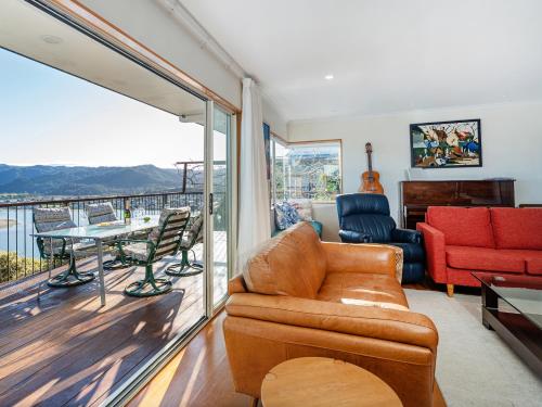 Vista Exterior, The Mount Paku Bach - Tairua Holiday Home in Tairua