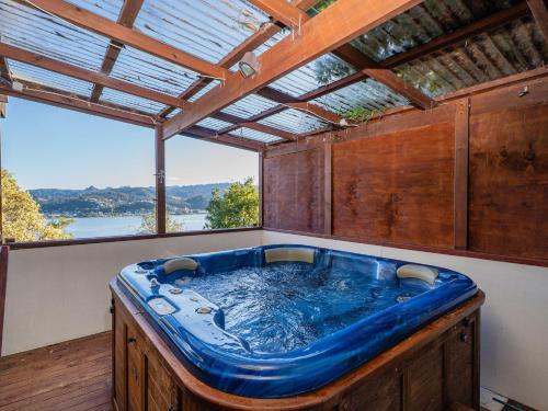 Vista Exterior, The Mount Paku Bach - Tairua Holiday Home in Tairua