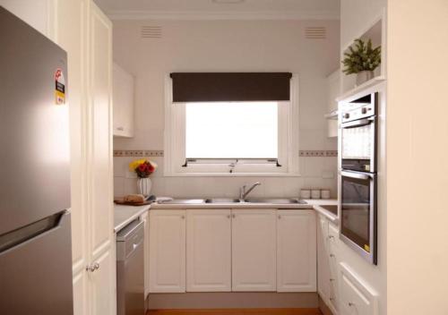 مطبخ, Elegant and Charming Balwyn Home in Balwyn North