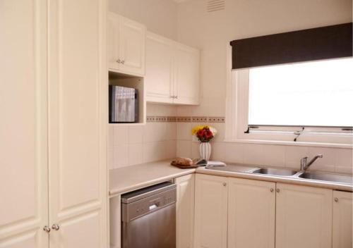 مطبخ, Elegant and Charming Balwyn Home in Balwyn North