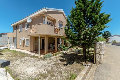  Paula Apartments, Pension in Vir