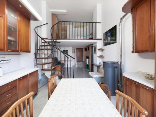 virtuve, Welcoming apartment in Valbrona with pool in Valbrona