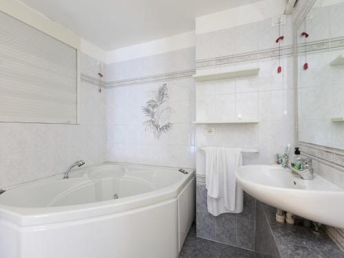 Vannas istaba, Welcoming apartment in Valbrona with pool in Valbrona