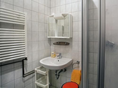 Fürdőszoba, Large detached holiday home in Hesse with private garden and terrace in Homberg (Efze)