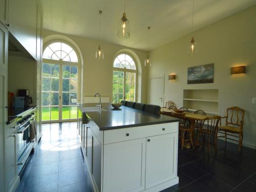 virtuve, Luxurious castle in Marchin with infrared sauna in Marchin