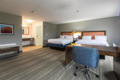 2 queen beds, 1 sofa bed