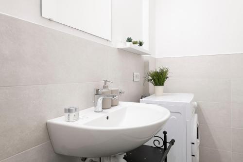Cozy & comfy apt in Navigli area - image 3