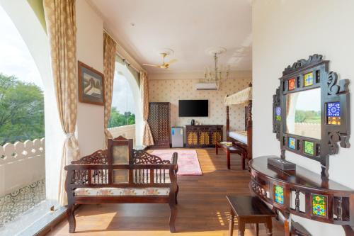Iekārtas, SaffronStays Raj Reverie in Dahmi