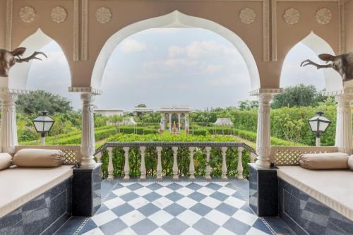 Dārzs, SaffronStays Raj Reverie in Dahmi