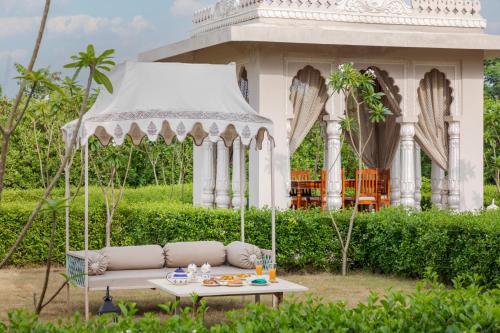 Dārzs, SaffronStays Raj Reverie in Dahmi