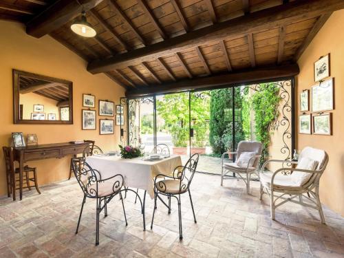 شرفة/ تراس, Luxurious, cozy apartment with pool near Cortona in Tuscany versatile in Campaccio