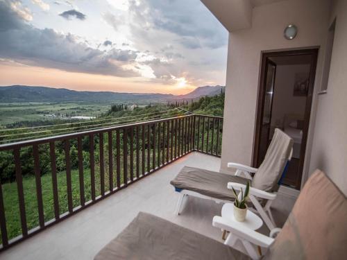 Apkārtne, Spacious apartment with private terrace in Pridvorje