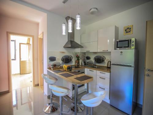 virtuve, Spacious apartment with private terrace in Pridvorje
