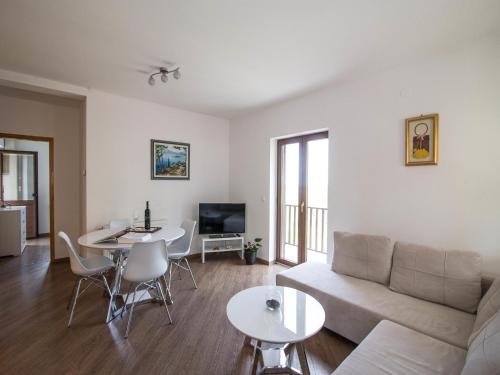 Spacious apartment with private terrace in Pridvorje