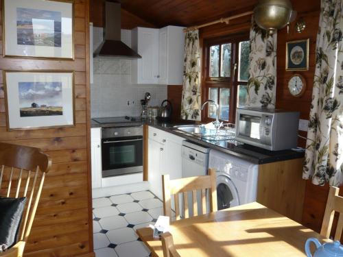 virtuve, Cottage in Brookland with Private Sauna in Snargate
