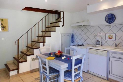 virtuve, Holiday cottage with private terrace, Bellegarde in Bellegarde