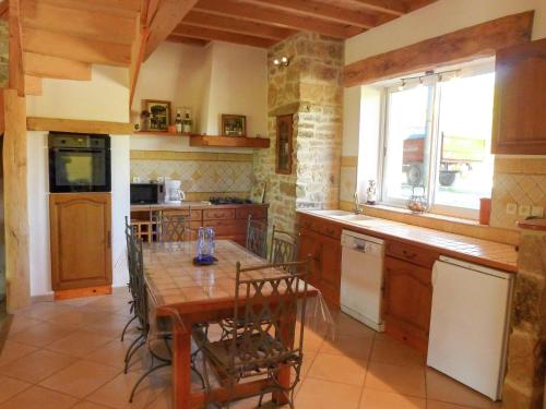 virtuve, Villa in Conilhac with Private Terrace in Conilhac-de-la-Montagne