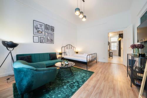 Green Greguss Calm Chic w AC by M2 Metro, Budapest