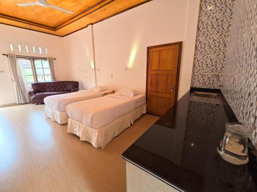 2 twin beds