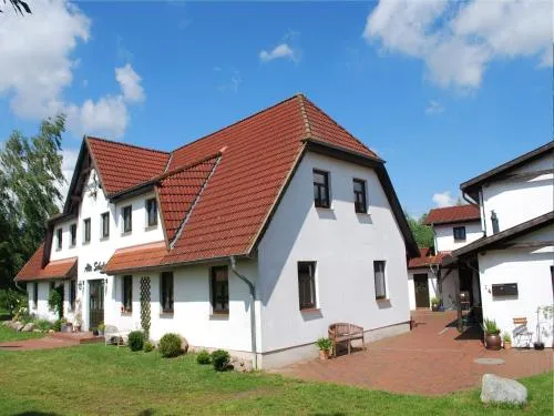 Großes Landhaus mit Swimmingpool in Dargun in Barlin, Deutschland