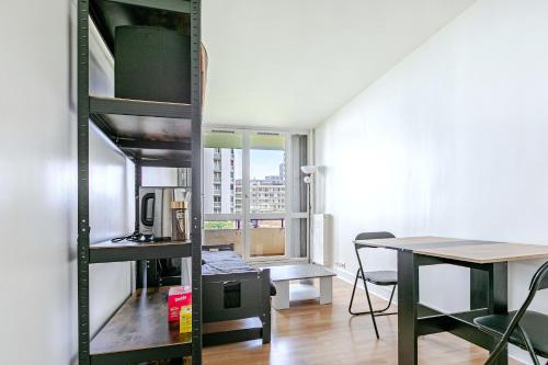 Le Petit Auber & son balcon, à 2 pas de Paris (Le Petit Auber & son balcon, a 2 pas de Paris) in Aubervilliers