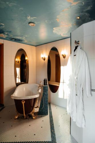 room detail thumbnail 2