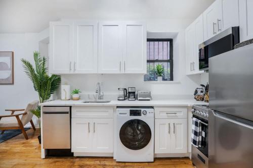 109-1 Huge 3BR Best Value Amazing NYC Apt, New York (photo 9)