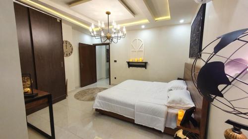 Italian Nest 1BHK with Free Netflix & Scenic Balcony in บาห์เรีย อินเทลเลคชวล วิลเลจ