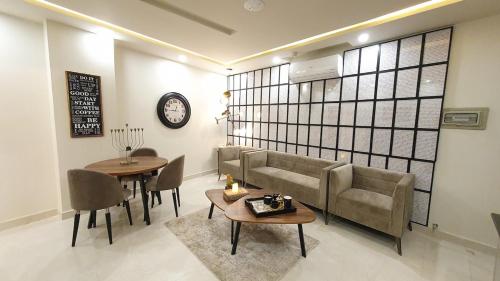 Italian Nest 1BHK with Free Netflix & Scenic Balcony in บาห์เรีย อินเทลเลคชวล วิลเลจ