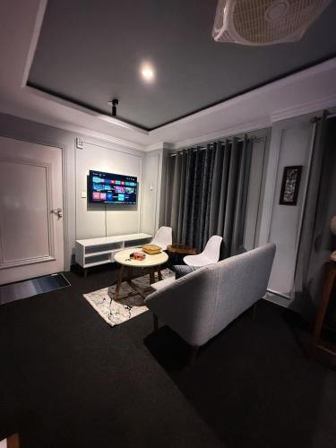 Cozy Apartment with a King Bed - image 3