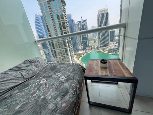 Rustic Elegance by the Lake: Studio CABIN in JLT.