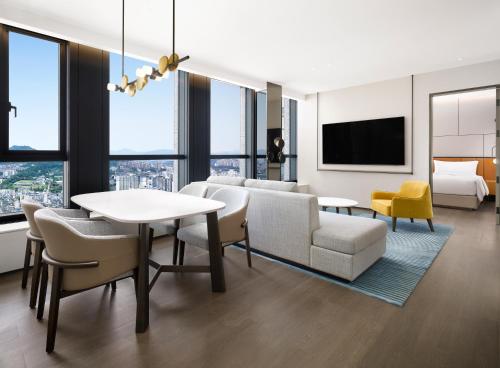 One-Bedroom Deluxe Residence with One Double Bed and One Single Bed
