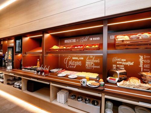 ห้องอาหาร, B&B HOTEL Freiburg-West in ไฟรบวร์ก อิม ไบรสเกา