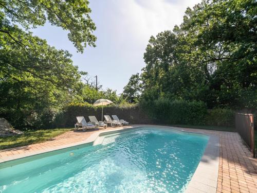 Peldbaseins, Stone House St Denis with Pool  Views in Saissac