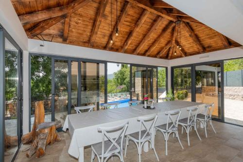 Villa Heritage Harmony with private pool in Podbablje