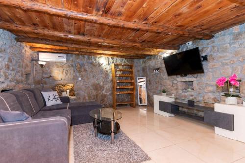 Villa Heritage Harmony with private pool in Podbablje