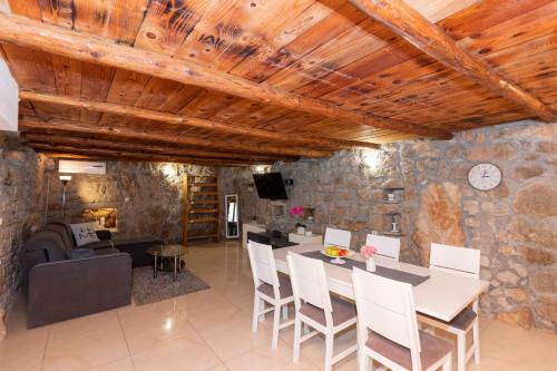 Villa Heritage Harmony with private pool in Podbablje