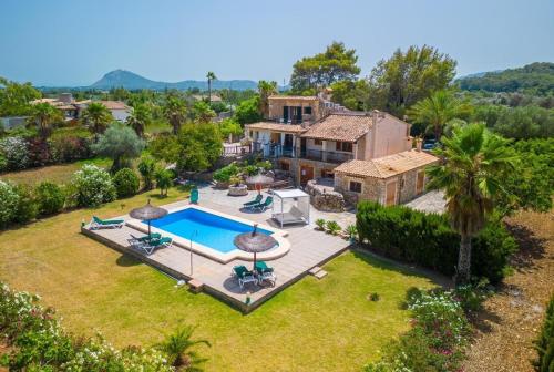 Grosses, komfortables Landhaus aus Stein auf drei Ebenen gebaut in بولينكا