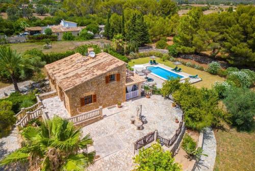 Grosses, komfortables Landhaus aus Stein auf drei Ebenen gebaut in بولينكا