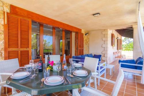 Grosses, komfortables Landhaus aus Stein auf drei Ebenen gebaut in بولينكا