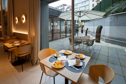 Toit ja joogid, Hotel Zenit Bilbao near Museo Maritimo Ria De Bilbao