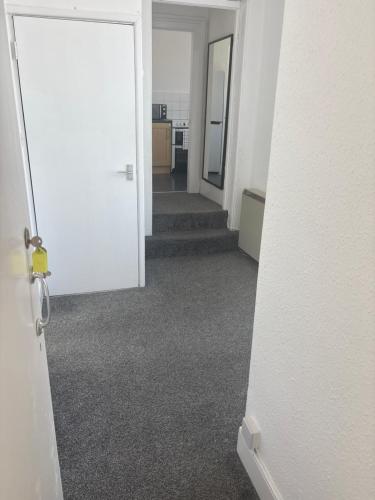 Spring Crescent Apartments - Spacious 1 Bed with Parking, Sleeps 4 in Portswood