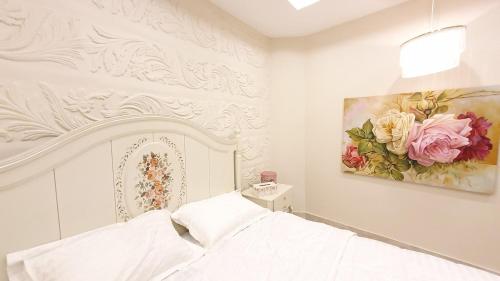 The Royal Residence 2BHK with Free Netflix - image 7