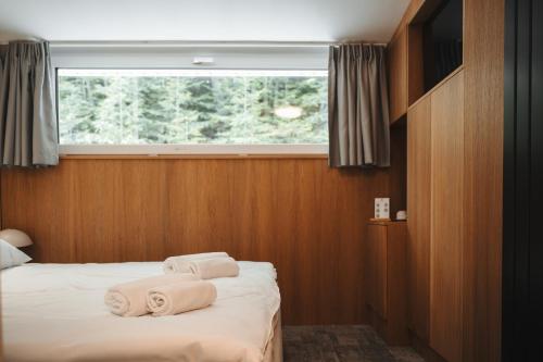 2 twin beds