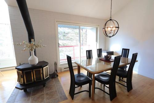 Mountain Comfort & Charm - La Perle Alpine in Stoneham (QC)