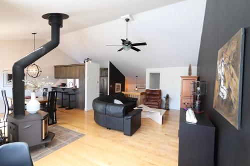 Mountain Comfort & Charm - La Perle Alpine in Stoneham (QC)