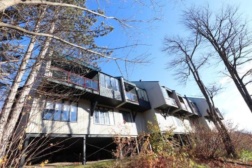 Mountain Comfort & Charm - La Perle Alpine in Stoneham (QC)