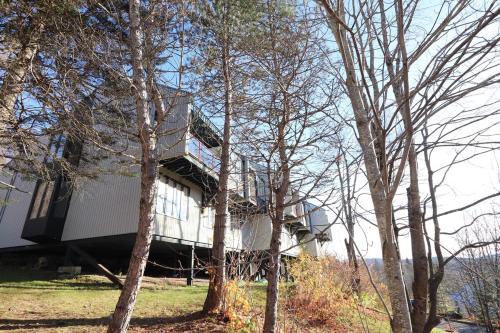 Mountain Comfort & Charm - La Perle Alpine in Stoneham (QC)