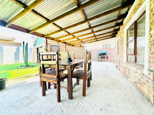 Instalaciones, J-Bay Breakaway in Jeffreys Bay